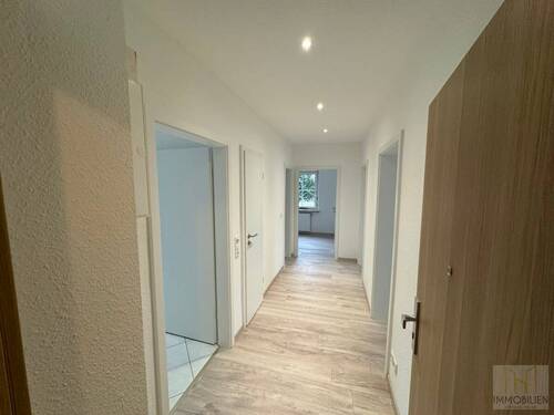 Flur - Fast wie Erstbezug: Frisch sanierte Wohnung mit Garage, Stellplatz & Gartenhütte