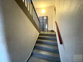 Hauseingangsbereich / Treppenaufgang zum EG - 