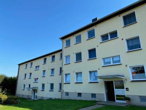 HV 176 Außenansicht, Hausn. 7-9, 29.08.2024.jpg - 3-Zimmer-Wohnung im Erdgeschoss