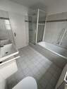 Badezimmer 1 - Doppelhaushälfte mit 175,00 m&sup2; in Landshut zum Kaufen