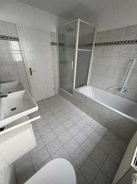 Badezimmer 1 - Doppelhaushälfte mit 175,00 m&sup2; in Landshut zum Kaufen