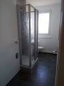 Modernes Bad mit Dusche - 3 Zimmer Etagenwohnung zur Miete in Regis-Breitingen
