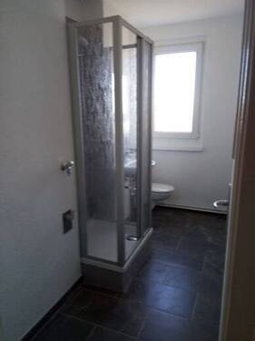 Modernes Bad mit Dusche - 3 Zimmer Etagenwohnung zur Miete in Regis-Breitingen