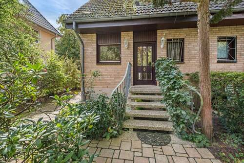 RÜCKWÄRTIGER HAUSEINGANG - 