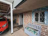 Carport und Zugang zum Haus - 
