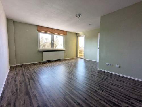 Wohnraum mit Ausgang auf den Balkon - 