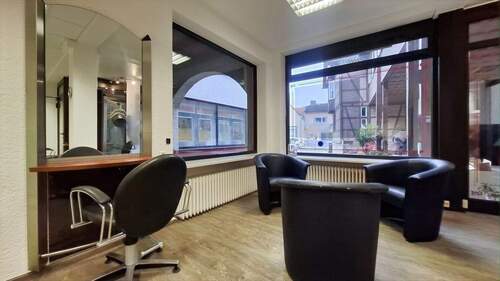 Wartebereich mit Schaufenster - Gewerbeobjekt (Büro, Produktion, Verkauf) in Karben zum Kaufen
