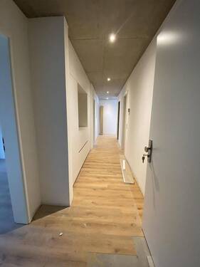 Flur mit Einbauschränken - Etagenwohnung mit 90,00 m&sup2; in Niederstotzingen zur Miete