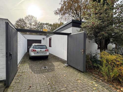 Stellplatz und Garagenansicht - 