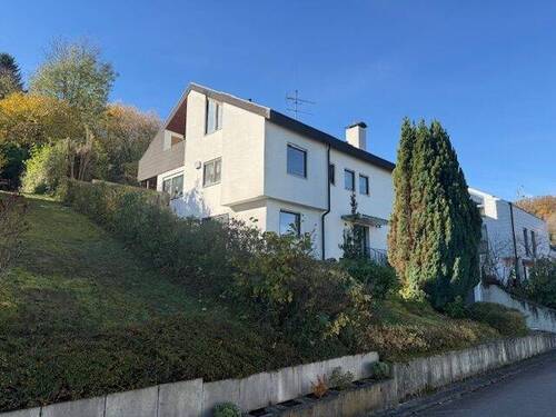 Vorder- u. Seitenansicht - 7 Zimmer Einfamilienhaus zum Kaufen in Frickenhausen