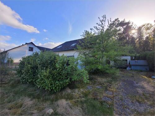 Außenansicht - Renovierungsbedürftiges Einfamilienhaus mit idyllisch gelegenen Grundstück