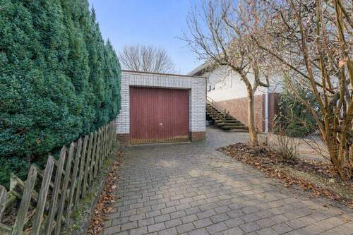 Garage - 9 Zimmer Mehrfamilienhaus, Wohnhaus zum Kaufen in Diekholzen