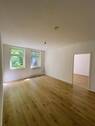 Wohnzimmer – Blick zu Fenstern - 