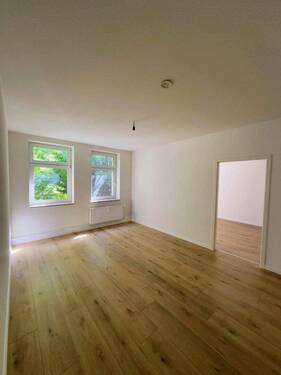 Wohnzimmer – Blick zu Fenstern - 