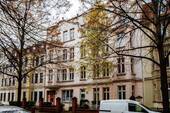 Hausansicht - Straßenseite - Frisch sanierte 2-Zimmer-Wohnung mit neuer Einbauküche & Tageslichtbad in Stadtfeld-Ost