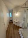 Badezimmer – Blick zum Fenster - 
