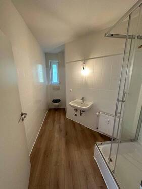 Badezimmer – Blick zum Fenster - 