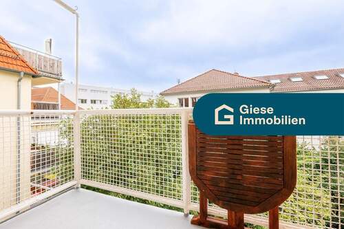 Titelbild mit Banner - Helle 2-Zimmer-Wohnung mit Balkon und Gartenblick