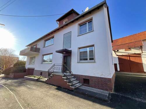 Vorderansicht - Wohnhaus mit Nebengebäuden und Baugrundstück in Wehretal-Oetmannshausen