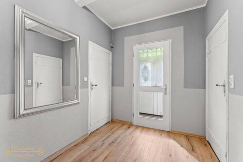 Flur - 6 Zimmer Mehrfamilienhaus, Wohnhaus zum Kaufen in Nordenham