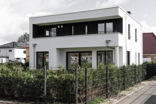 Von Hinten - 6 Zimmer Mehrfamilienhaus, Wohnhaus in Stahnsdorf