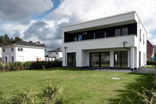 Von Hinten mit Garten - Mehrfamilienhaus, Wohnhaus mit 180,00 m² in Stahnsdorf zum Kaufen