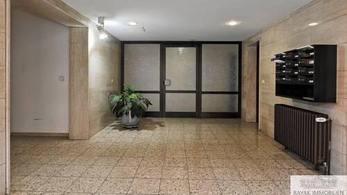 Hauseingang - 3 Zimmer Etagenwohnung zum Kaufen in Düsseldorf Benrath