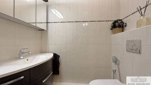 Gäste-WC - Etagenwohnung mit 122,90 m&sup2; in Düsseldorf Benrath zum Kaufen