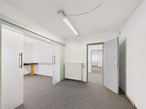 Durchgang - Gepflegte Büroräumlichkeiten & großflächige Lagermöglichkeiten