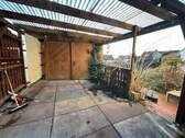 überdachte Hoffläche mit Zugang zur Gartenterrasse - 