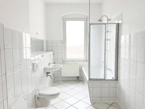 Tageslichtbad mit Badewanne inkl. Duschabtrennung, WC, Waschtisch und Waschmaschienenanschluss - 