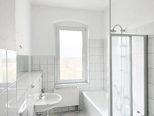 Tageslichtbad mit Badewanne inkl. Duschabtrennung, WC, Waschtisch und Waschmaschienenanschluss - 