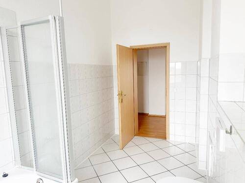 Tageslichtbad mit Blick Richtung Flurbereich - 