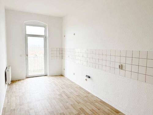 großzügige Küche mit Blick Richtung großem Balkon - 