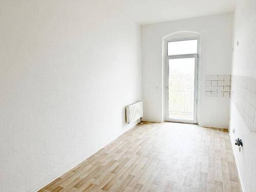 großzügige Küche mit Blick Richtung großem Balkon - 