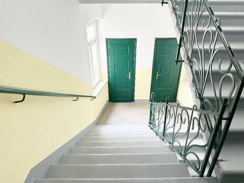 Treppenhausbereich mit Abstelkammer - 