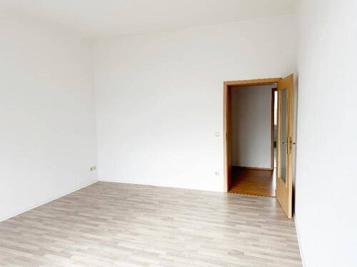 Wohnzimmer mit Blick Richtung Flurbereich - Etagenwohnung mit 73,00 m&sup2; in Riesa zur Miete