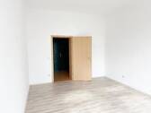 Schlafzimmer mit Blick Richtung Flurbereich - 