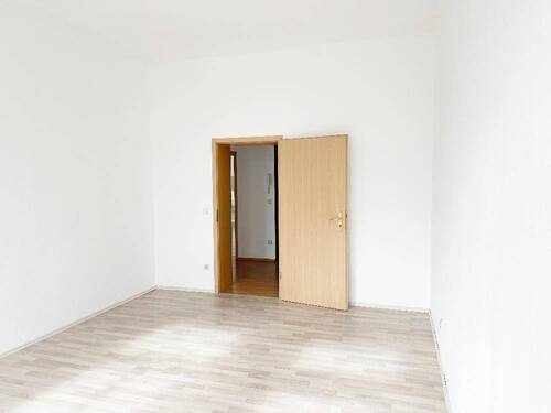 Schlafzimmer mit Blick Richtung Flurbereich - 