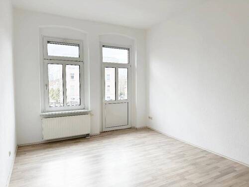 Schlafzimmer mit Blick Richtung kleinem Balkon - 