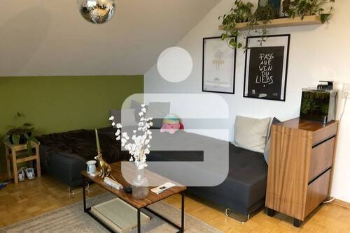 Wohnzimmer - Dachgeschoss-Wohnung mit Weitblick!