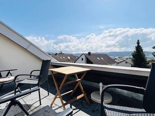 Dachterrasse - Solide 2-Zimmer-Dachgeschoß-Wohnung mit Dachterrasse und Panoramablick