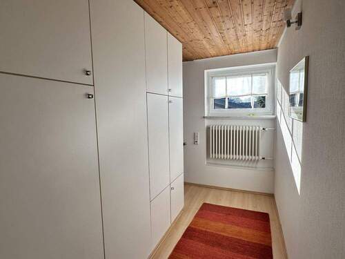 Flur mit Einbauschränken - 