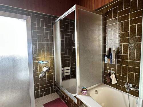 ...mit Dusche und Wanne - 