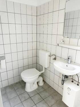 Toilette mit Waschbewcken und WC - 