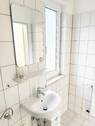 Toilette mit Waschbewcken und WC - 
