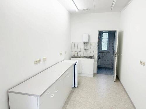 Küchenbereich mit Blick Richtung Toilette - 