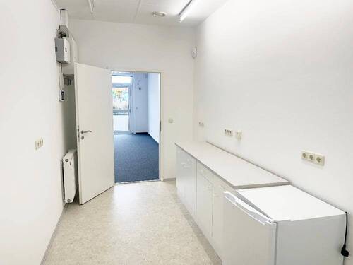 Küchenbereich mit Blick Richtung Geschäftsbereich - 