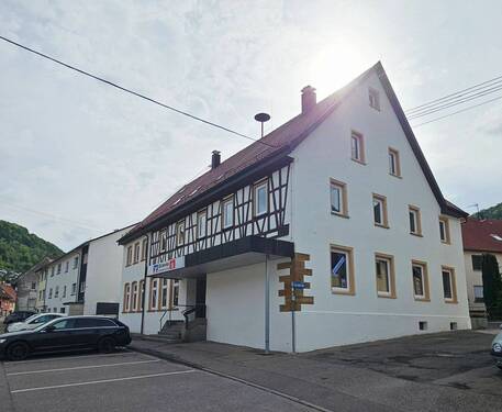 Frontansicht Gebäude - Geräumige und modernisierte 3-Zimmer-Wohnung in Lauterstein 1.OG Rechts