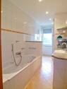 Bad mit Wanne und Dusche - 